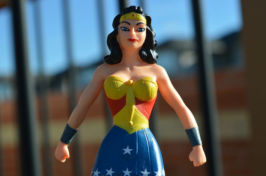 foto, patung wanita ajaib, wanita ajaib, pahlawan super, kuat, kekuatan, kostum, pahlawan, wanita, fokus pada latar depan
