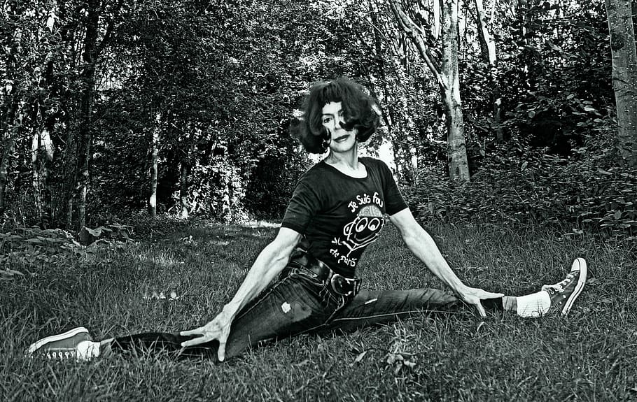 mulher, vestindo, camisa de gola, realizando, foto de dublê, Pose de ioga, Exercício, Frente, Dividir, ioga