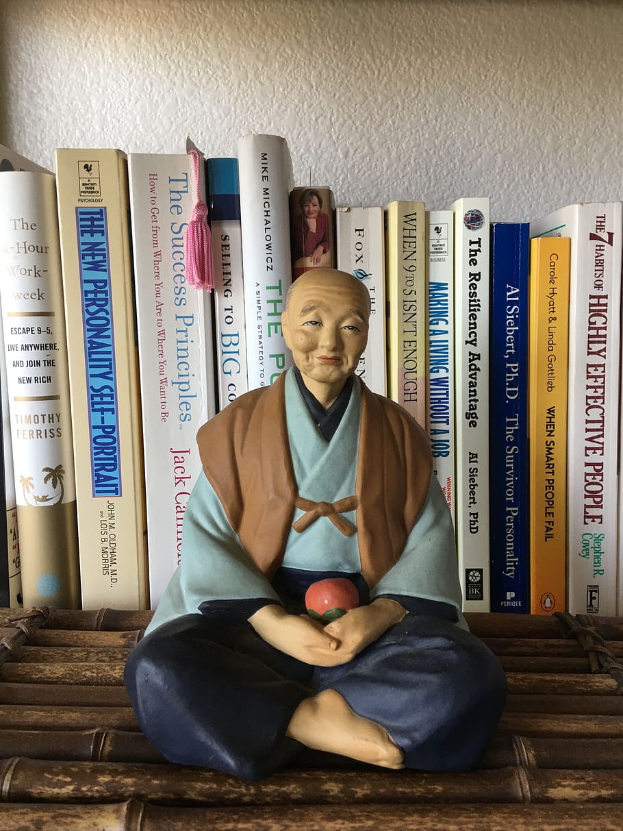 estatua, hombre asiático, pose meditativa, meditación, en estantería, una persona, adentro, sentado, retrato, vista frontal