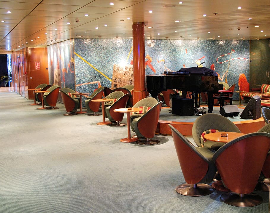 coklat, grand, piano, panggung, dikelilingi, kursi, meja, interior kapal pesiar, desain area lounge, musik