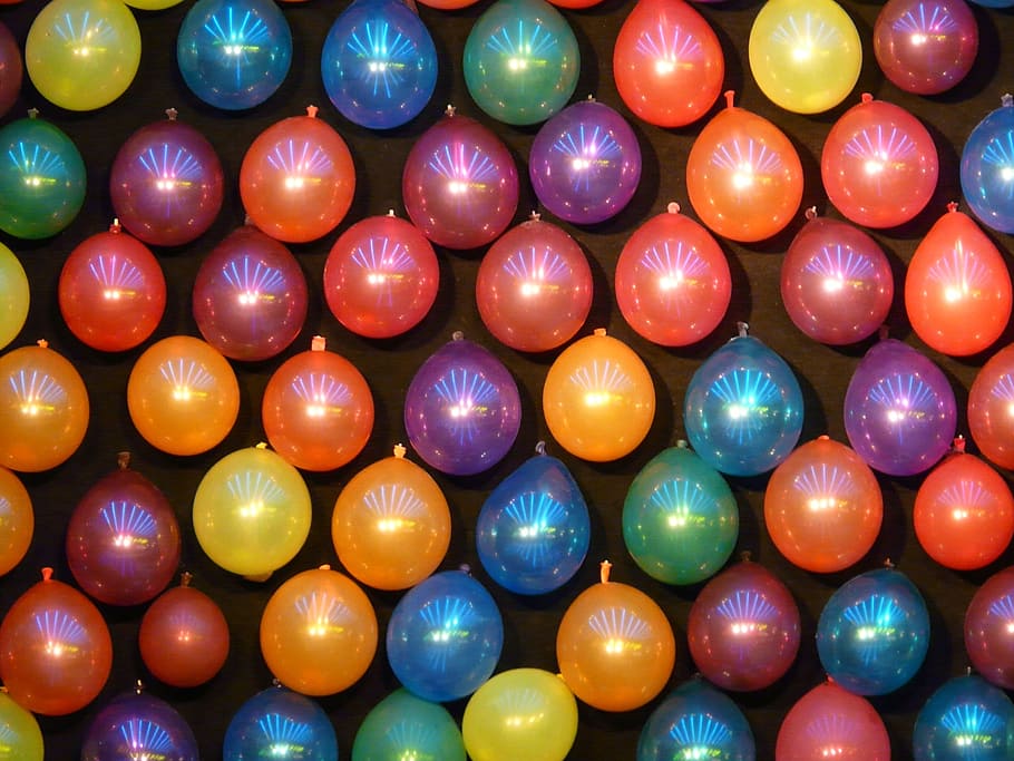 globos de colores variados, pared, globos, coloridos, galería de tiro, festival folklórico, mercado anual, carnies, color, multicolor