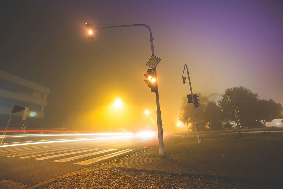 luces del coche, y, semáforos de cruce, niebla, coche, amplificador, cruce, semáforos, en The Fog, coches