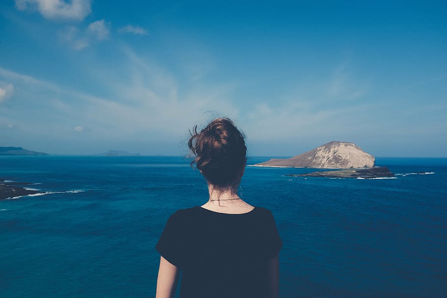 mulher, em pé, enfrentando, azul, mar, céu, oceano, água, natureza, ilha