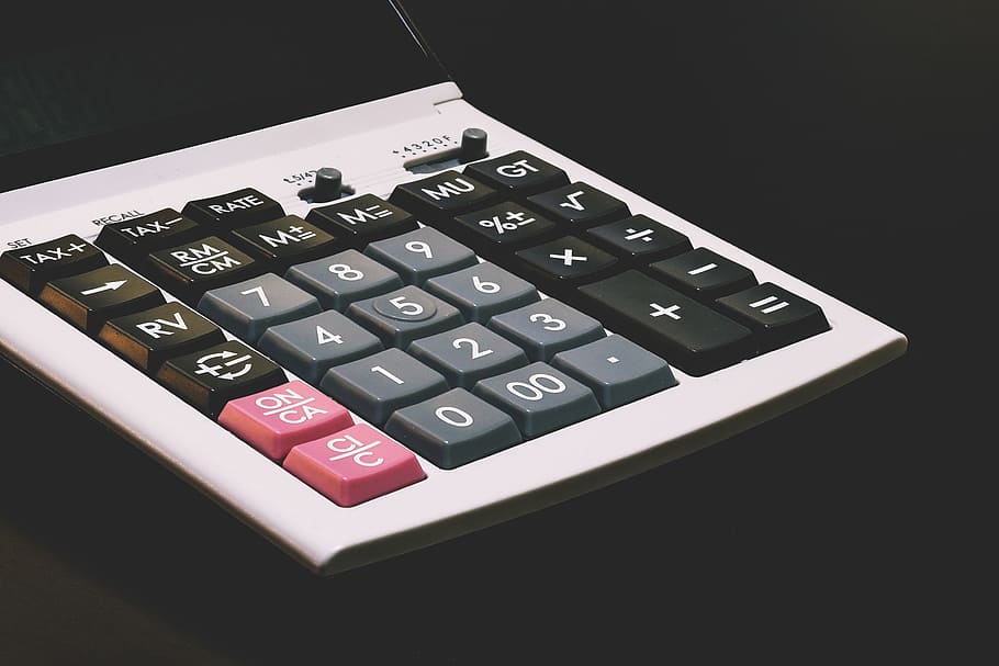 calculadora en oficina, calculadora, oficina, tecnología, negocios, finanzas, dinero, símbolo matemático, color negro, matemáticas