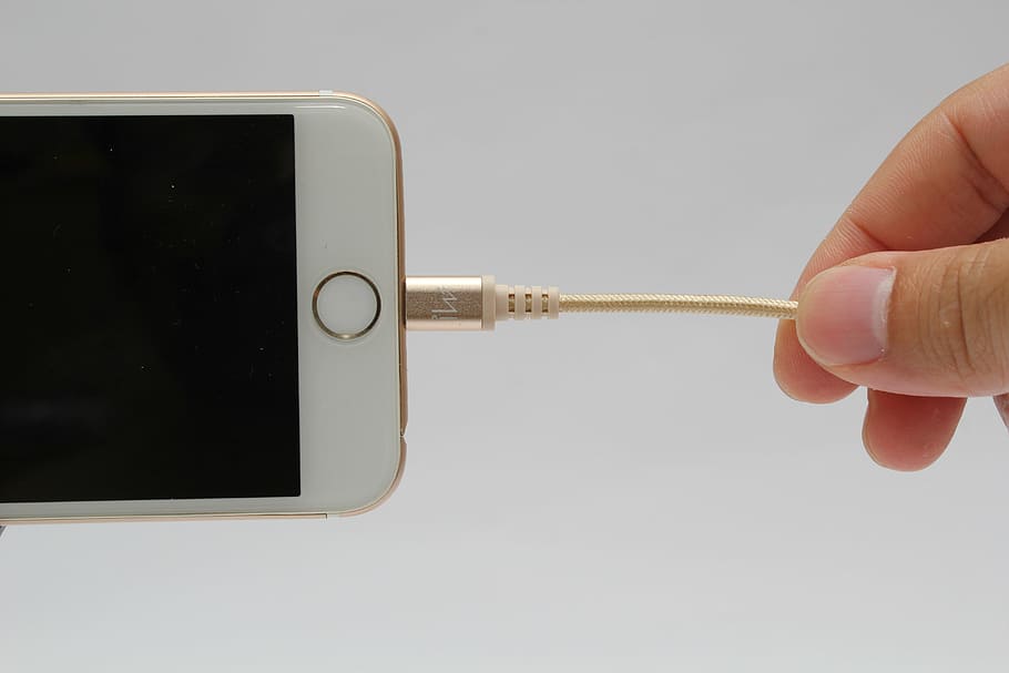 pessoa, exploração, marrom, cabo elétrico, conectado, ouro iphone 6, tela desligada, iphone, relâmpago, maçã