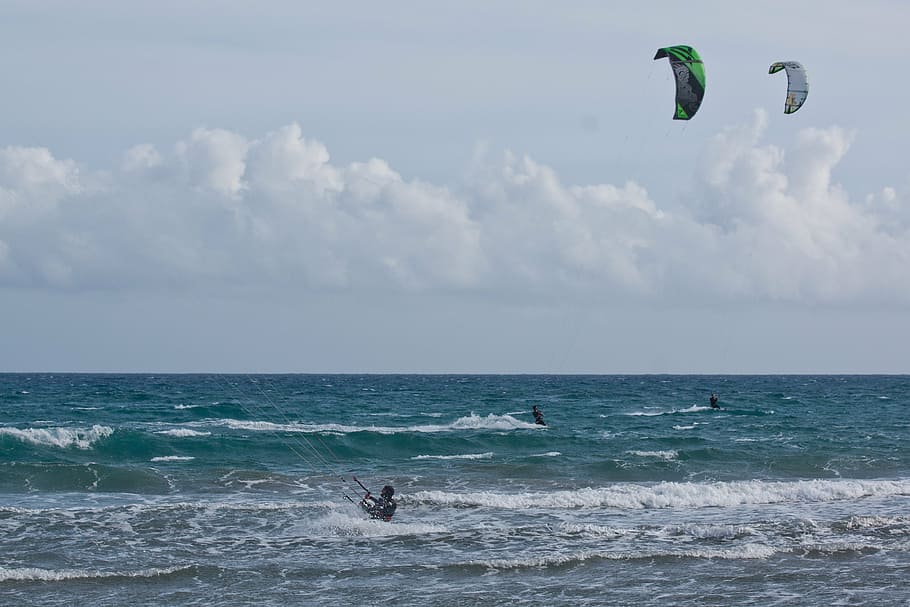 kitesurfer, selancar layang-layang, kiters, kitesurfing, di, laut, langit, awan, olahraga, musim panas