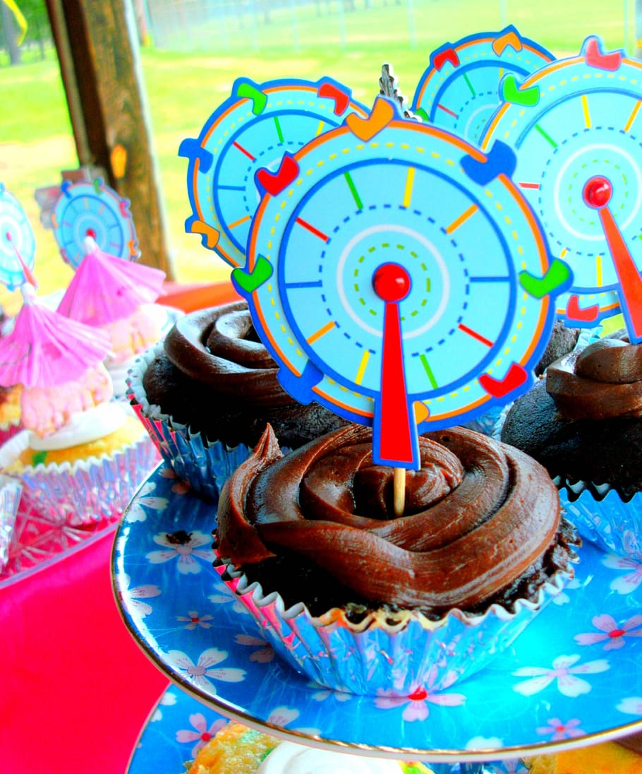 cupcakes coklat, cupcakes, makanan, manis, lapisan gula, camilan, ulang tahun, pesta, pencuci mulut, biru