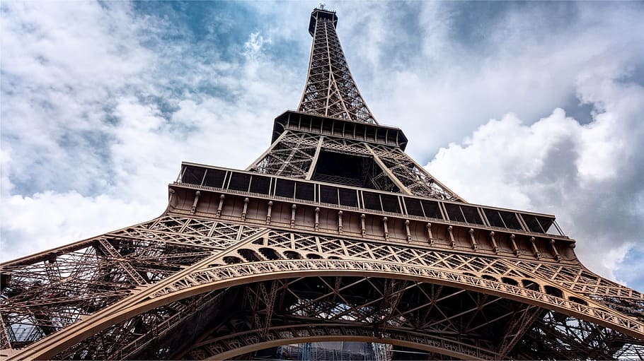 Torre Eiffel, París, monumento, símbolo, nubes, cielo, estructura, paisaje urbano, punto de referencia, arquitectura