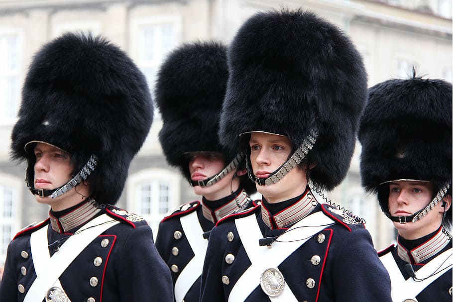 grupo, soldados, durante el día, marchando, guardia real, cambio de guardia, palacio de amalienborg, copenhague, dinamarca, popular