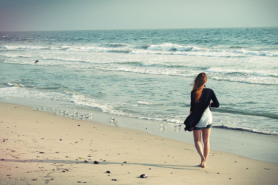 mulher, caminhando, ao lado, praia, dia, praia mulher, indo embora, mulher indo embora, verão, oceano