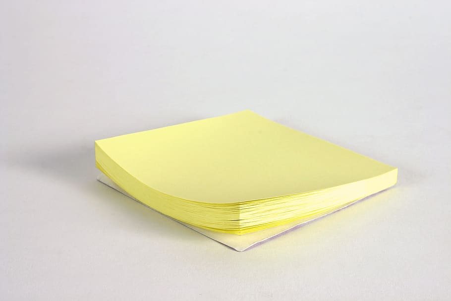 amarelo, papéis de nota, branco, superfície, cartões, notas, adesivos, post-it, isolado, tiro do estúdio