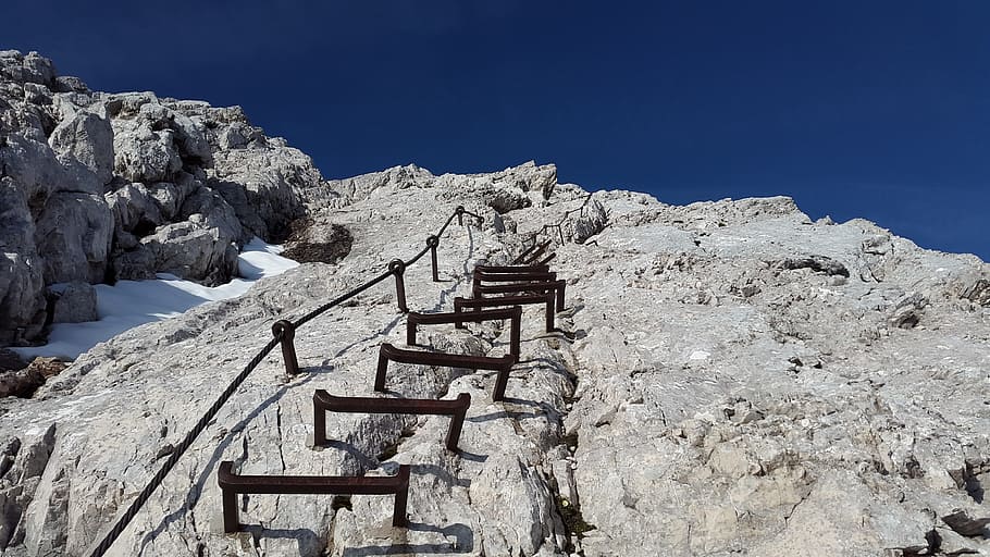 fotografía de ángulo bajo, escalera de acantilado, escalada, alpspitze, cabeza, peldaños de escalera, patadas, gradualmente, lejos, altura