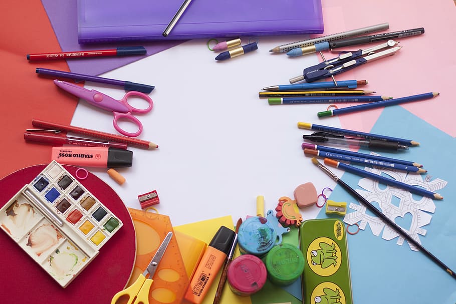 una variedad de materiales de dibujo, pintura, escuela, color, acuarela, útiles escolares, plástico, lápiz, educación, multicolores