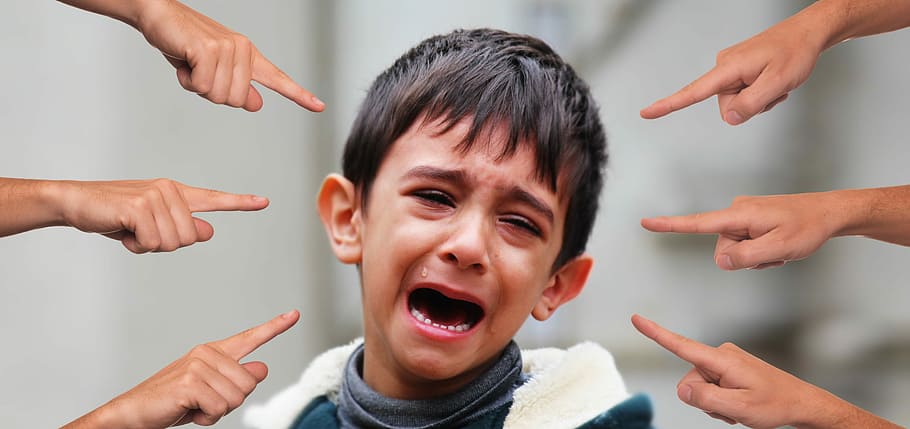 chorando, menino, seis, dedos, apontando, bullying, criança, dedo, sugerir, o paciente identificado