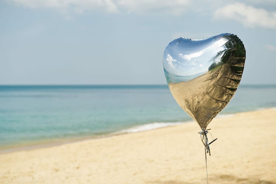 superficial, fotografía de enfoque, globo de aluminio, playa, arena, mar, globo, corazón, globo de corazón, globo de helio