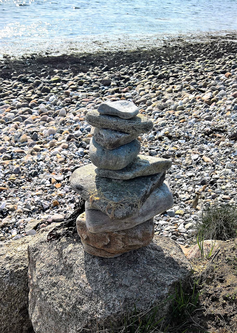 piedras de equilibrio, playa del mar báltico, figura de piedra, sucesivas piedras laminadas, escultura de piedra, costa rocosa, mar, artísticamente, playa, tierra