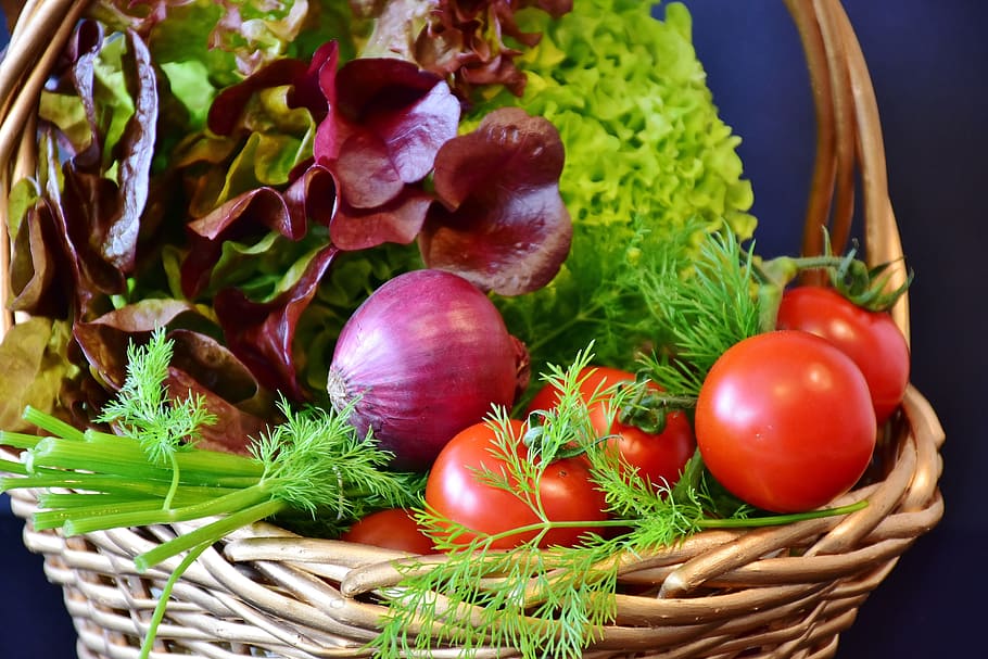 Surtido, verduras, marrón, tejido, cesta, ensalada, tomates, cebolla, eneldo, cebolla roja