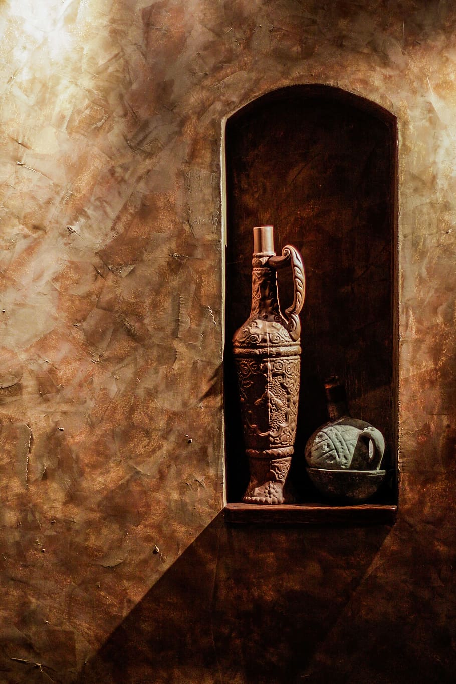 vaso de cerâmica marrom, marrom, cerâmica, vaso, vinho, garrafas, parede, garrafa de vinho, velho, histórico