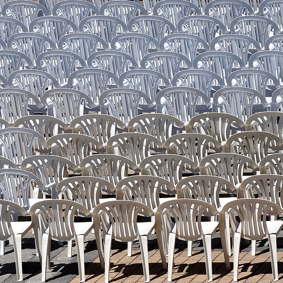 Mestizaje, banyak kursi plastik putih, pengulangan, berturut-turut, pengaturan, tidak ada orang, latar belakang, kursi, bingkai penuh, urutan