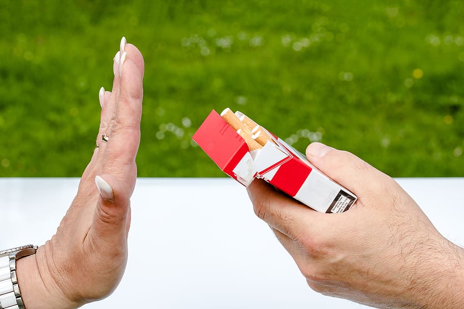 não fumadores, caixa de cigarro, cigarros, mãos, rejeitar, não, parar de fumar, insalubre, atitude negativa, oferecer