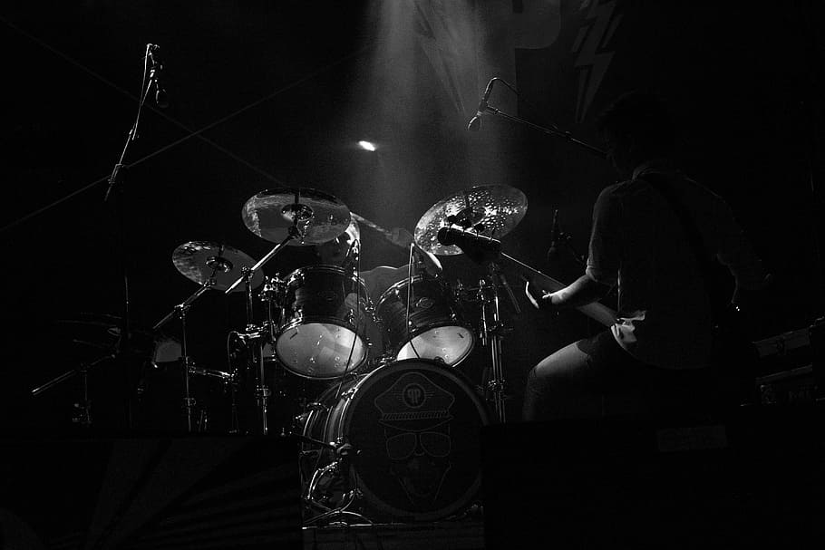 Foto en escala de grises, tambor, conjunto, batería, baterista, música, instrumento musical, instrumento, banda, rock