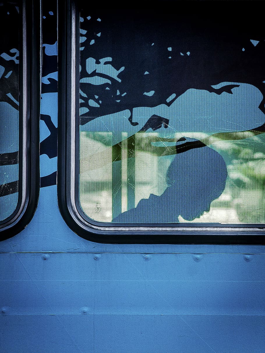 mujer, sentado, dentro, vehículo, tren, ventana, personas, niña, pasajero, silueta