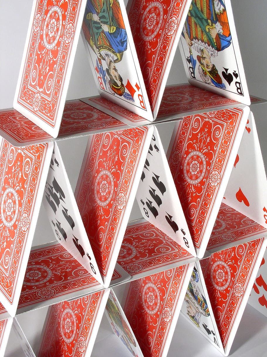 foto de primer plano, forma triangular, juego, cartas, castillo de naipes, frágil, naipes, riesgo, patrón, rojo