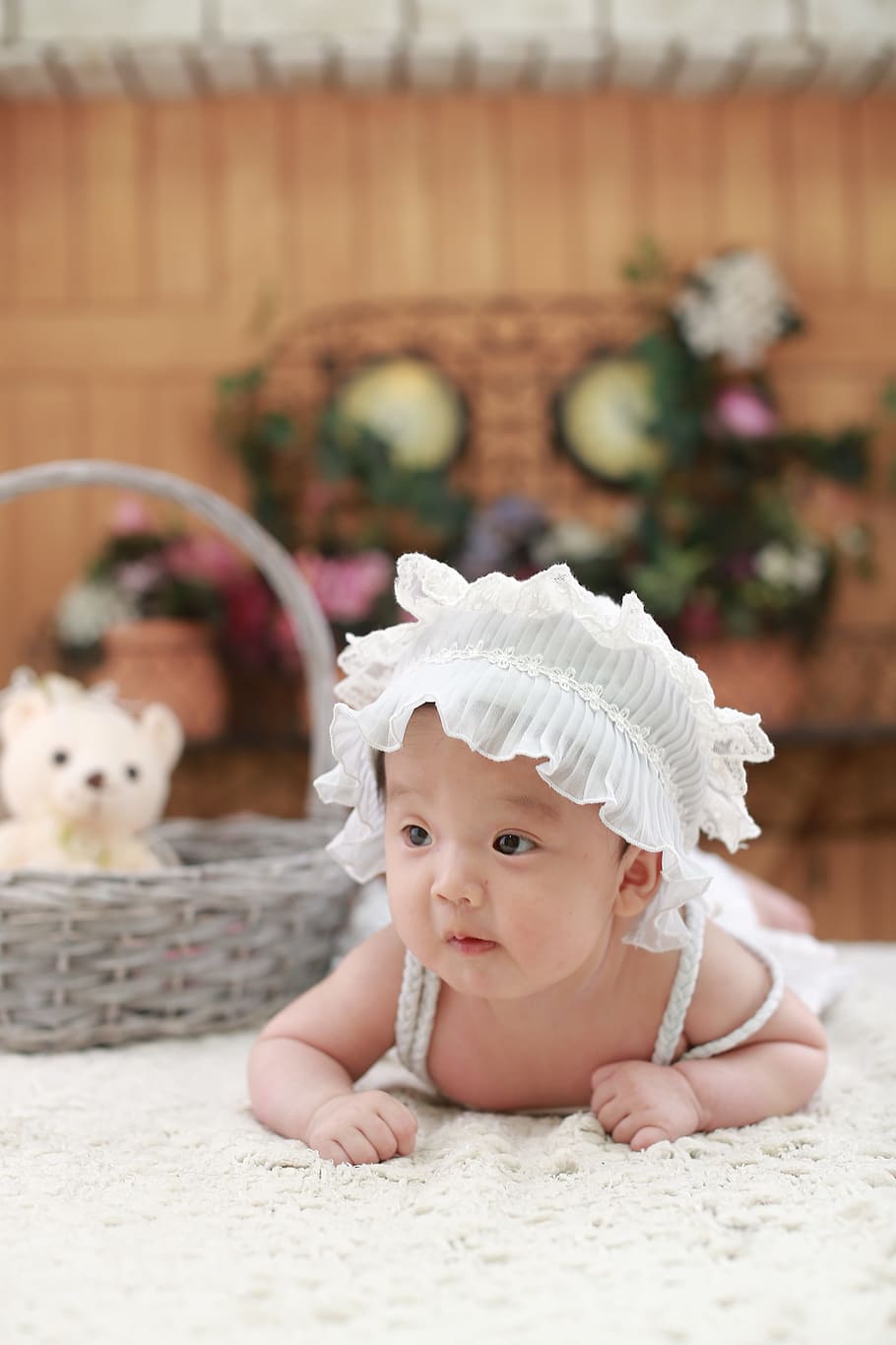 赤ちゃん, 身に着けている, 白, 頭飾り, 横に, グレー, 枝編み細工品バスケット, かわいい, 萌え, 華麗です