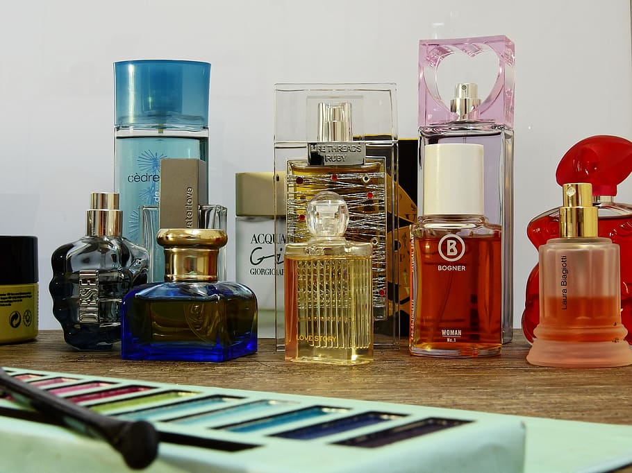botol parfum berbagai macam label, meja, Kosmetik, Riasan, Eye Shadow, Kuas, sikat schmink, warna, aroma, parfum