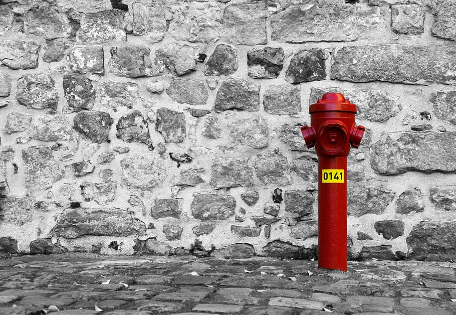 merah, hidran kebakaran, di samping, abu-abu, dinding, batu, latar belakang, hidran, air, kuning
