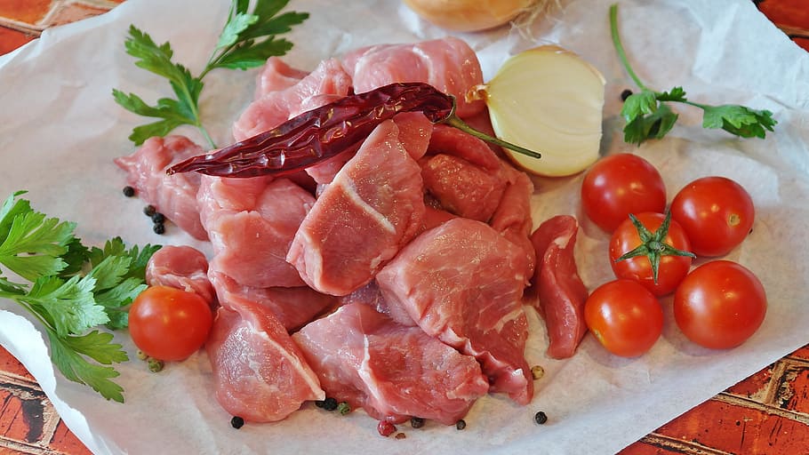raw, meat, tomatoes, onion, goulash, pork, court, main course, cook, eat