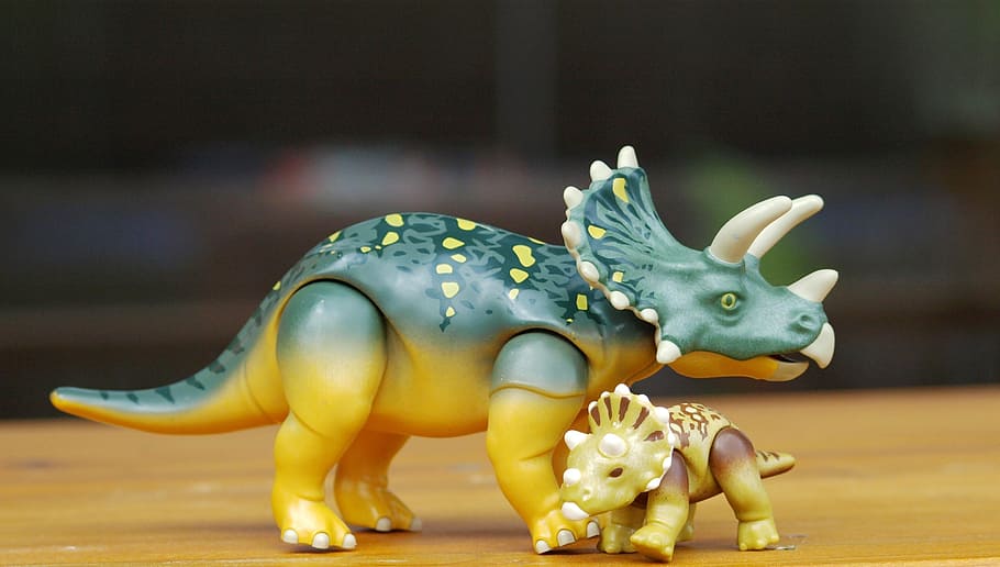 verde, triceratops, marrón, figuras de triceratops de bebé, superficie, dino, triceraptos, juego, réplica, dinosaurio