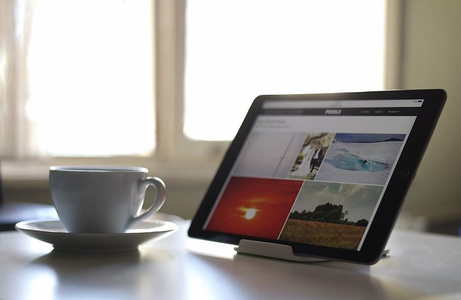computador tablet, suporte, ao lado de, cerâmica, copa, preto, ipad, branco, xícara de chá, tablet