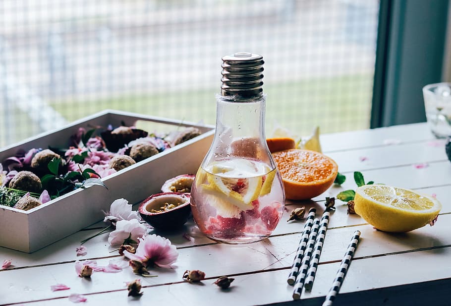 rosa, amarillo, flores, dentro, claro, botella de bulbo de vidrio, estilo de vida, agua, alimentos, frutas