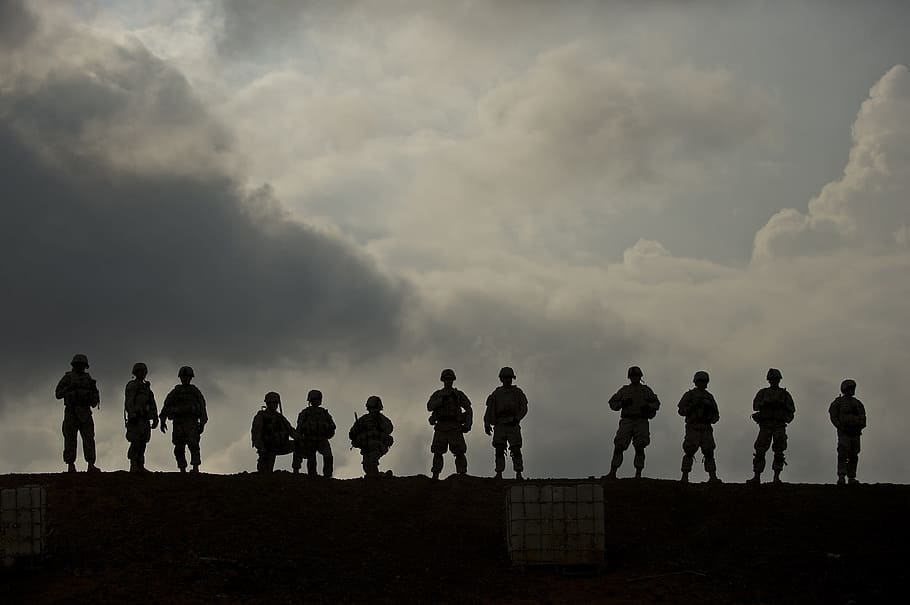 fotografía de silueta, soldados, de pie, nubes, siluetas, militar, capacitación, puesta de sol, crepúsculo, física