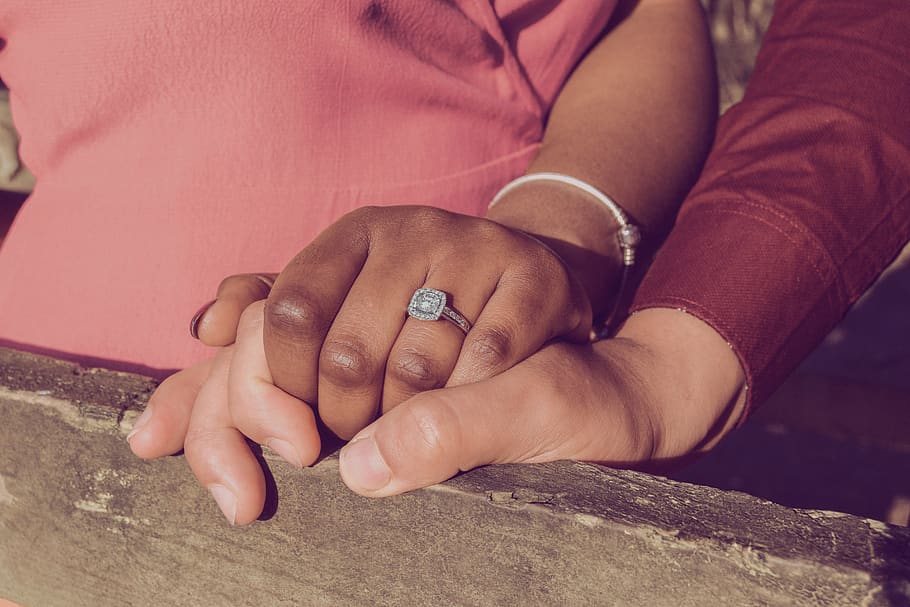 comprometido, compromiso, amor, interracial, pareja, romance, anillo,  diamante, relación, plata | Pxfuel