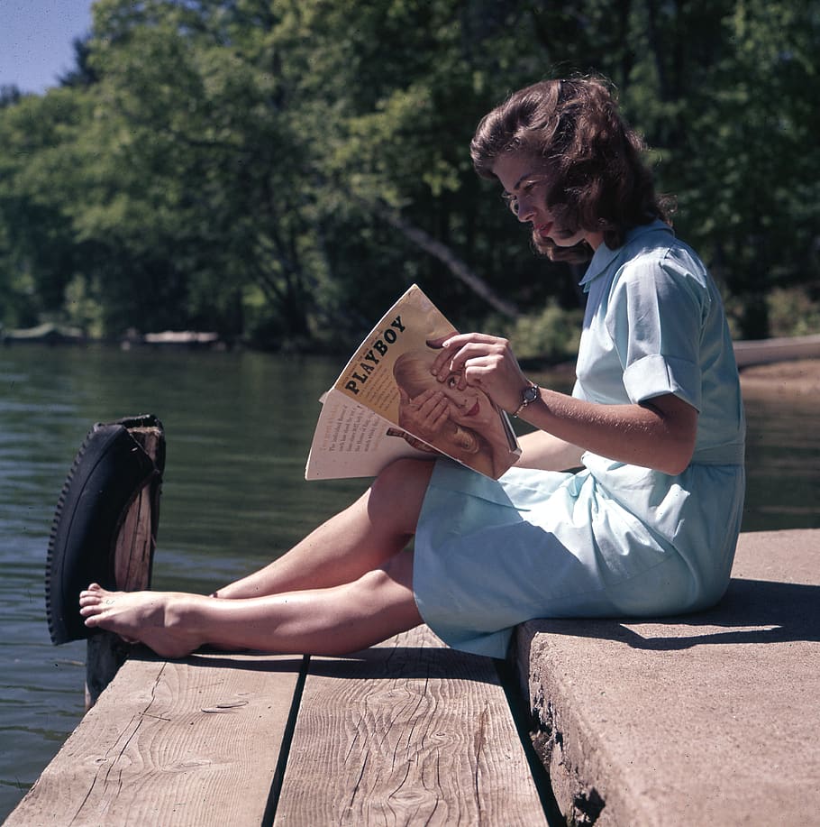 soleado, día, gente, mujer, sentado, leyendo, revista, lago, agua, relajarse