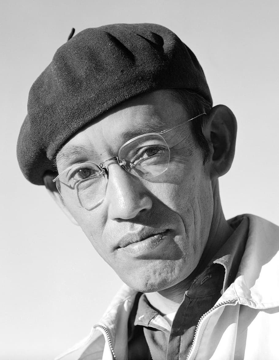 Hombre, retrato, cara, gafas, portadores de gafas, gorra, manzanar, 1943, ansel adams, blanco y negro