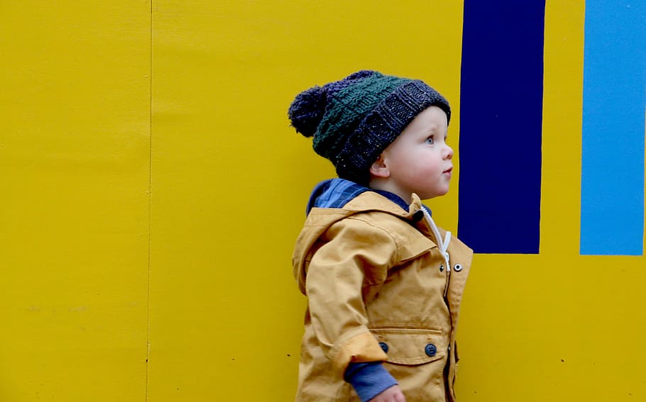 anak, berdiri, di samping, kuning, biru, dicat, dinding, orang, mantel, topi