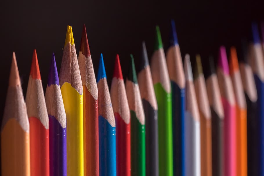 lápis de cores sortidas, lápis de cor, estacas de madeira, canetas, coloridos, cor, pintar, escola, desenhar, aguçado