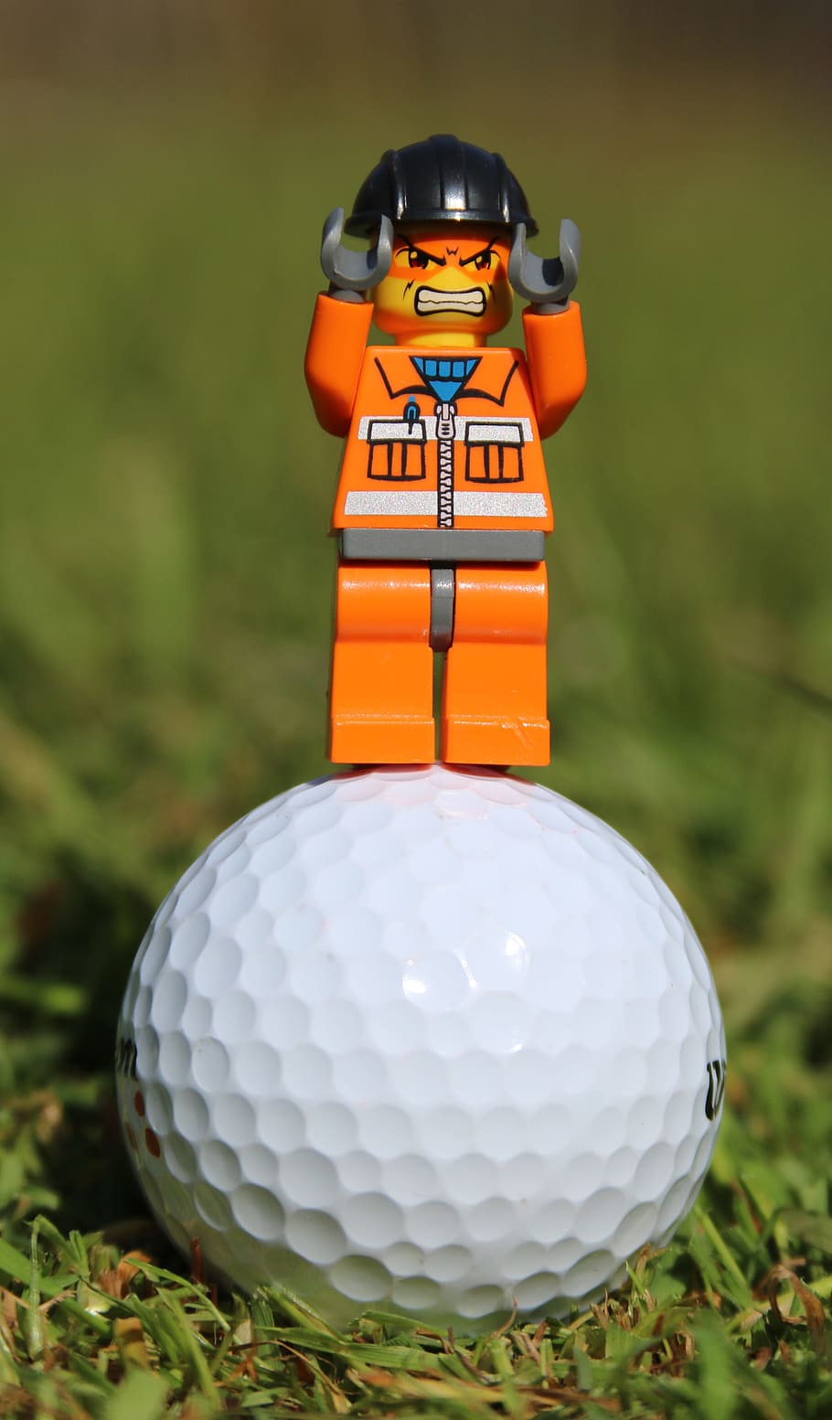 Mini figura, pelota de golf, golf, enojado, divertido, hombre de juguete, hombre, hierba, cara, expresión