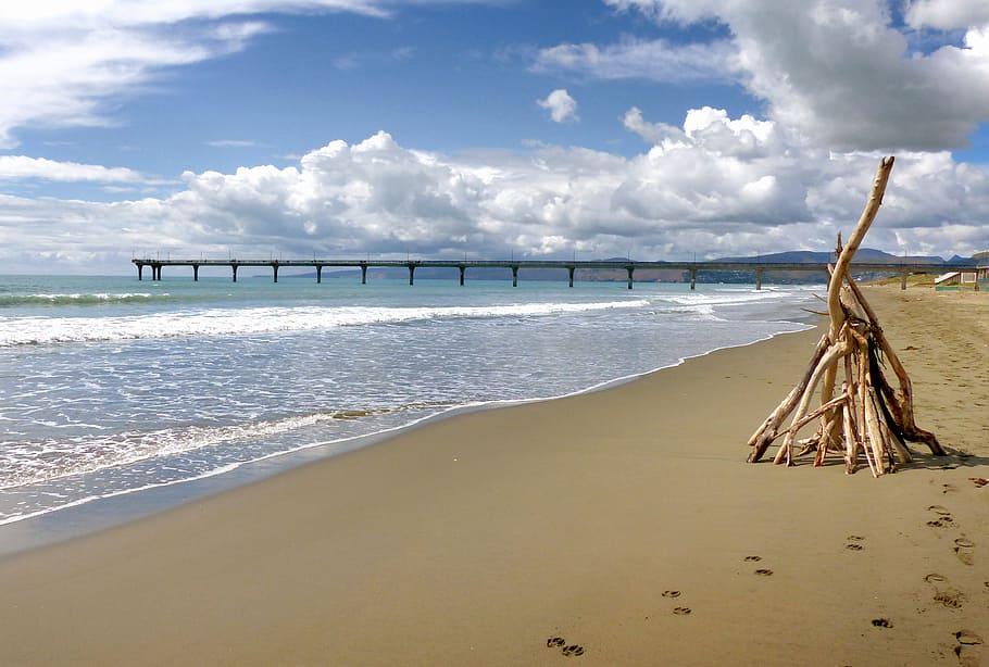 New Brighton, Brighton Beach, Christchurch, Nova Zelândia, litoral ondulado durante o dia, praia, terra, mar, nuvem - céu, areia