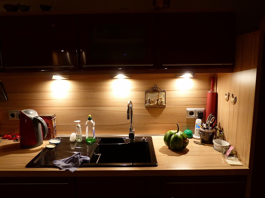 küchendeko, light, sink, illuminated, table, indoors, lighting equipment, container, food and drink, bottle