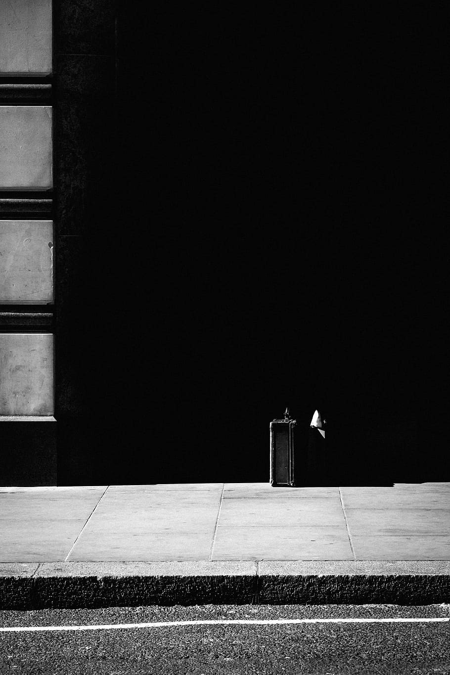 fotografia em escala de cinza, bagagem, calçada, arquitetura, construção, estrutura, preto, branco, preto e branco, ninguém