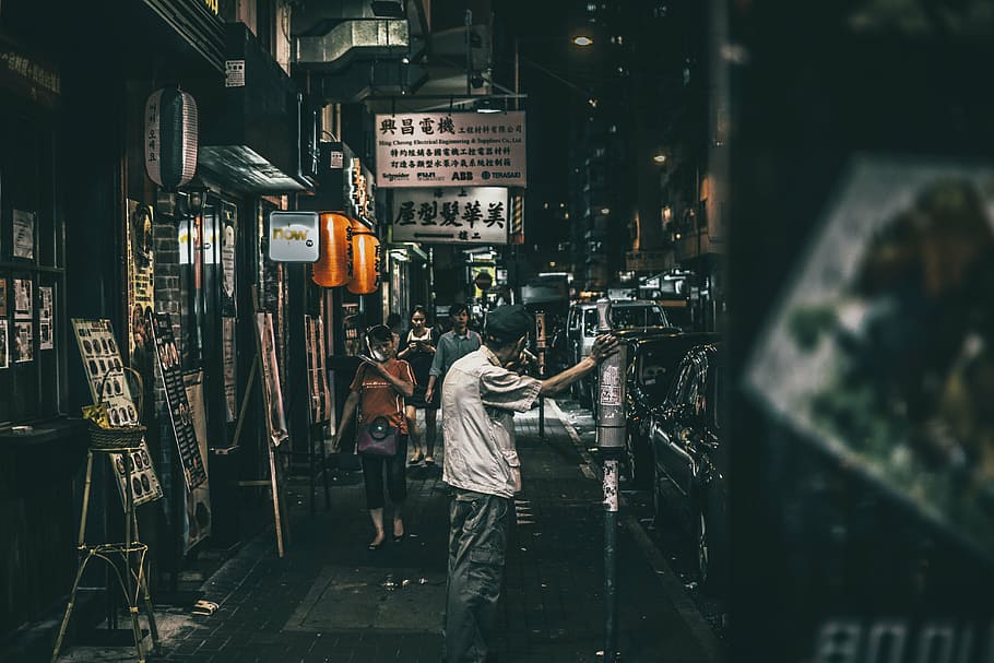 hombre, inclinado, publicar, al aire libre, noche, fotografía de cambio de inclinación, gente, china, urbano, ciudad