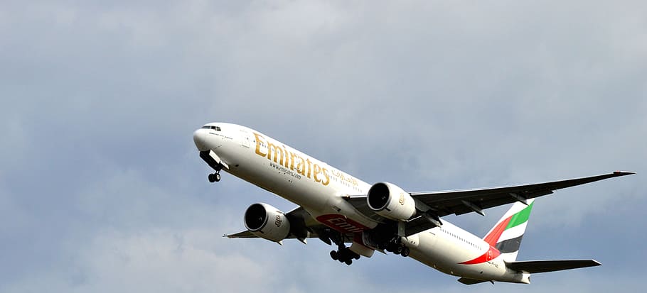 foto sudut rendah, putih, terbang, pesawat emirat, siang hari, emirat, penerbangan, lepas landas, perjalanan, arab