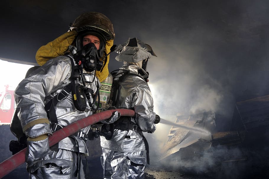 dua, petugas pemadam kebakaran, memegang, selang, pemadam kebakaran, api, asap, air, masker oksigen, pejuang