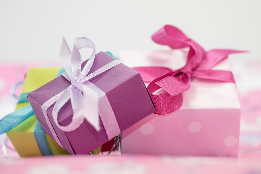 cajas de joyas de colores surtidos de enfoque selectivo, regalo, hecho, paquete, lazo, lazo de paquete, navidad, decoración navideña, dar, adviento