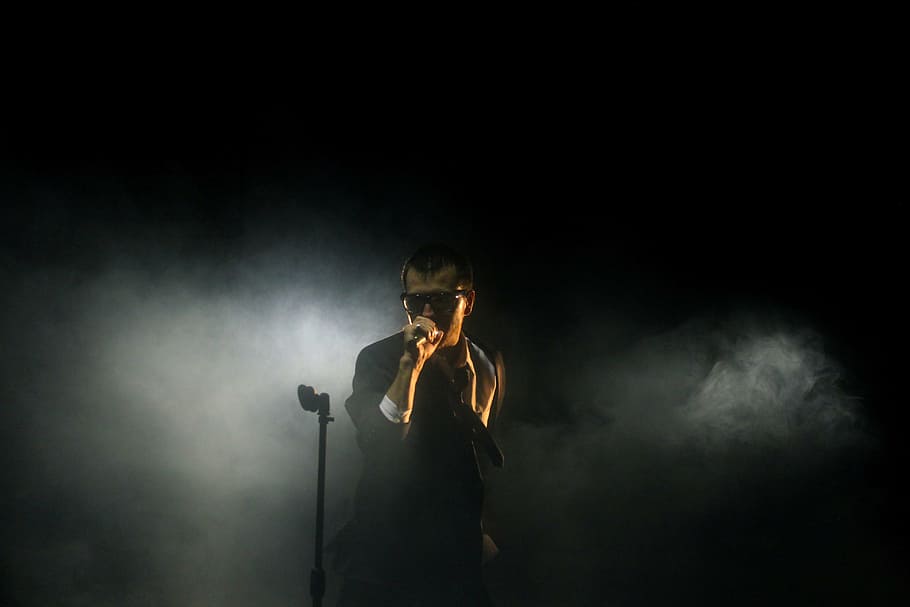 pria, mengenakan, hitam, jas, memegang, mikrofon, konser, gelap, terang, musik