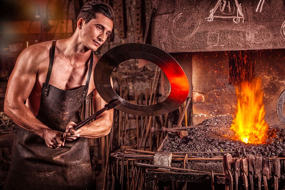 homem, vestindo, preto, ilustração do avental, ferreiro, fogo, ferro, carvão, brilho, forno